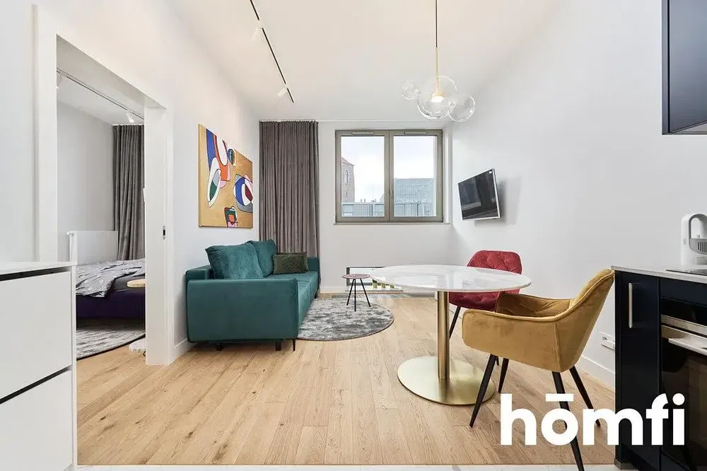 Kuchyně; kuchyňské spotřebiče, dřevěná podlaha, přirozené světlo, moderní styl