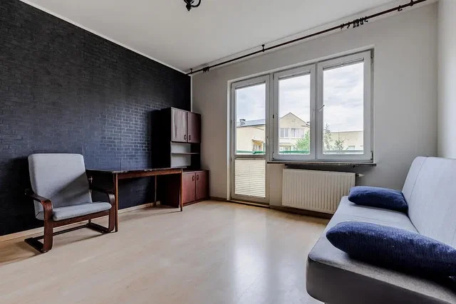 Kuhinja; kućanski aparati, drveni pod, prirodna svjetlost, moderan stil