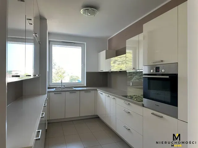 Дневна соба; дрвени под, природно светло, модерни стил