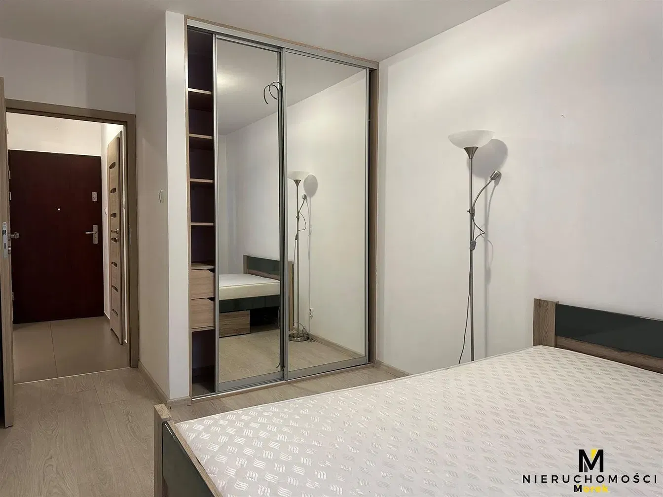 Кухиња; кухињски апарати, дрвени под, природно светло, модерни стил