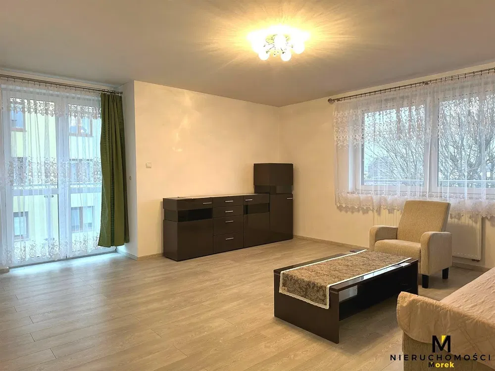 Кухиња; кухињски апарати, дрвени под, природно светло, модерни стил