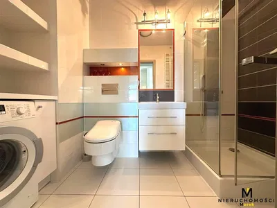 Кухиња; кухињски апарати, дрвени под, природно светло, модерни стил