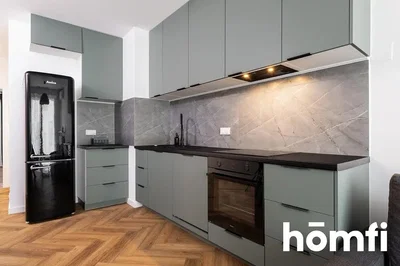 Kuhinja; kućanski aparati, drveni pod, prirodna svjetlost, moderan stil