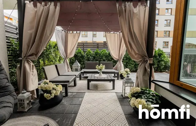 Dnevni boravak; drveni pod, prirodna svjetlost, moderan stil