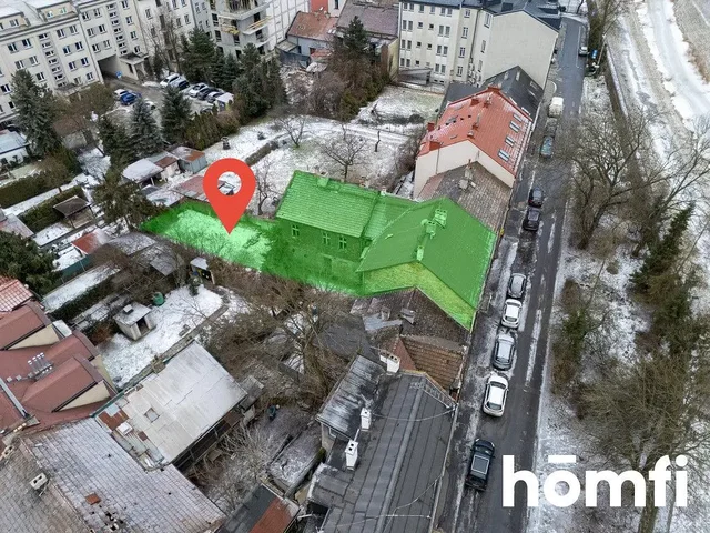 Kuchyně; kuchyňské spotřebiče, dřevěná podlaha, přirozené světlo, moderní styl