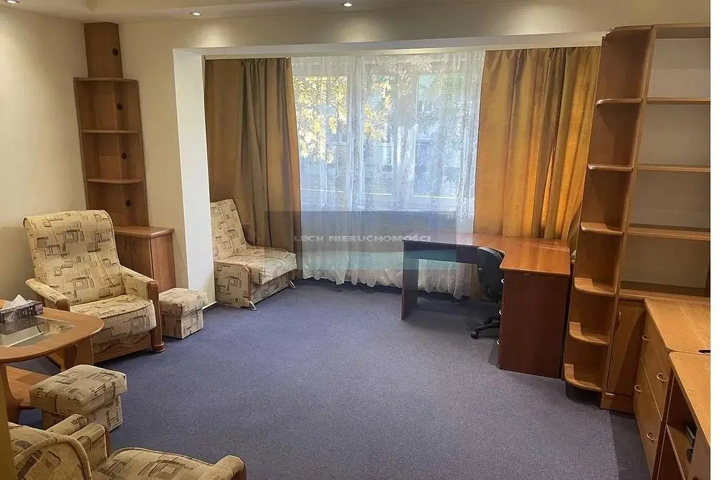 Mutfak; mutfak aletleri, ahşap zemin, doğal ışık, modern stil