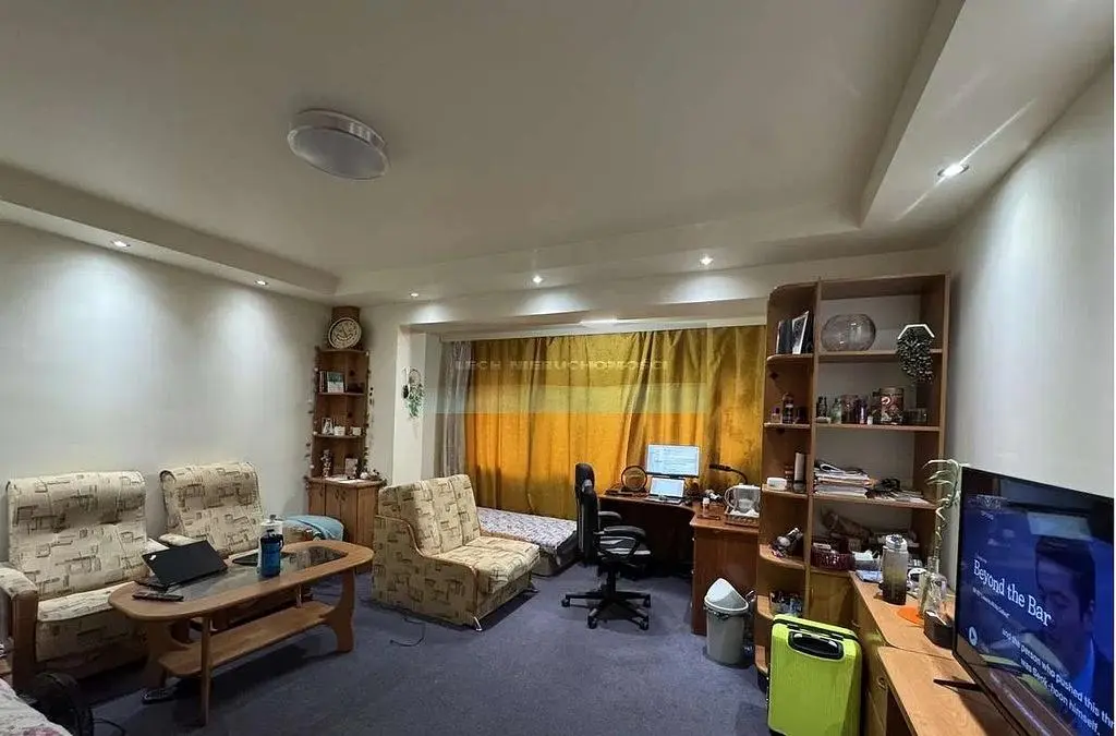 Mutfak; mutfak aletleri, ahşap zemin, doğal ışık, modern stil