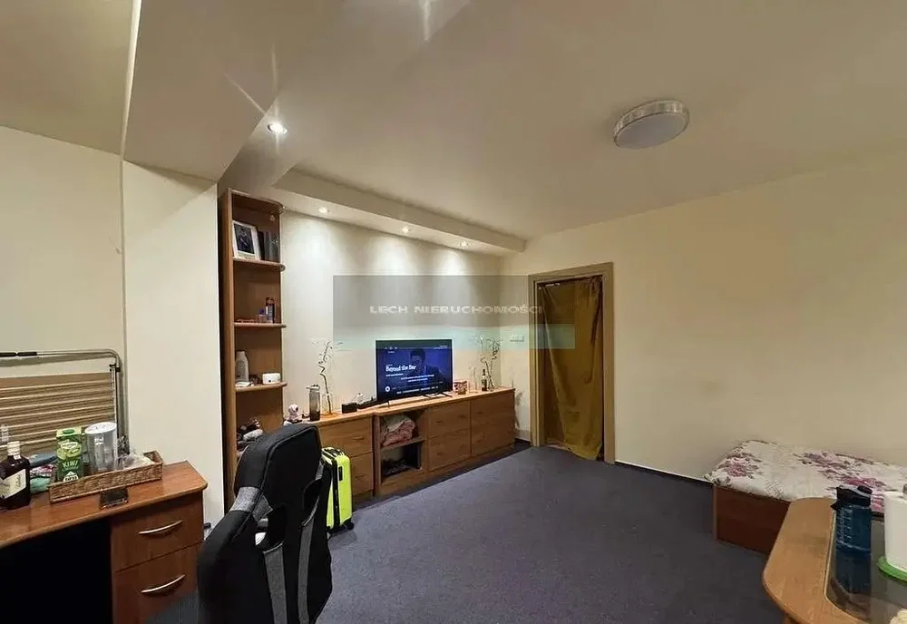 Mutfak; mutfak aletleri, ahşap zemin, doğal ışık, modern stil