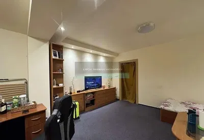 Mutfak; mutfak aletleri, ahşap zemin, doğal ışık, modern stil