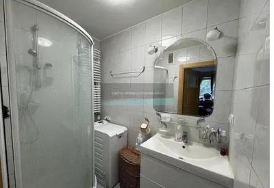 Oturma odası; ahşap zemin, doğal ışık, modern stil