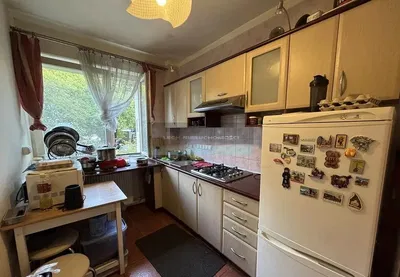 Mutfak; mutfak aletleri, ahşap zemin, doğal ışık, modern stil