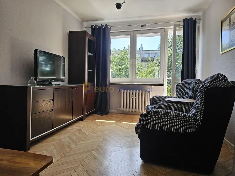 Mutfak; mutfak aletleri, ahşap zemin, doğal ışık, modern stil