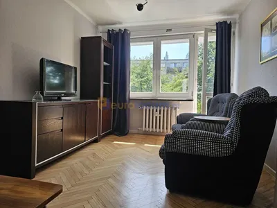 Mutfak; mutfak aletleri, ahşap zemin, doğal ışık, modern stil