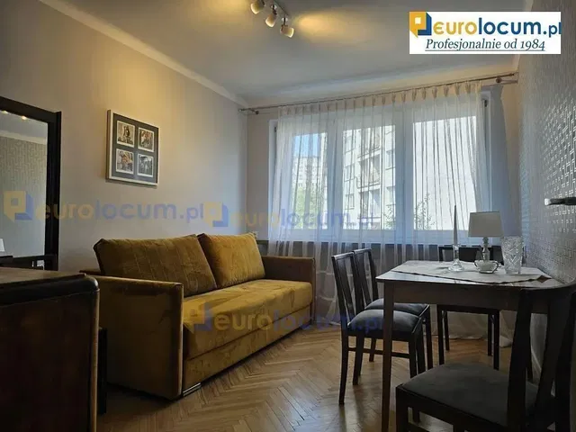 Oturma odası; ahşap zemin, doğal ışık, modern stil