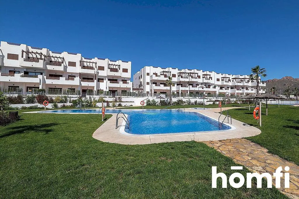 Mutfak; mutfak aletleri, ahşap zemin, doğal ışık, modern stil