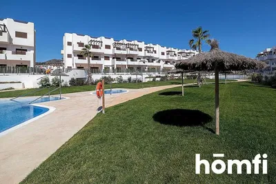 Mutfak; mutfak aletleri, ahşap zemin, doğal ışık, modern stil