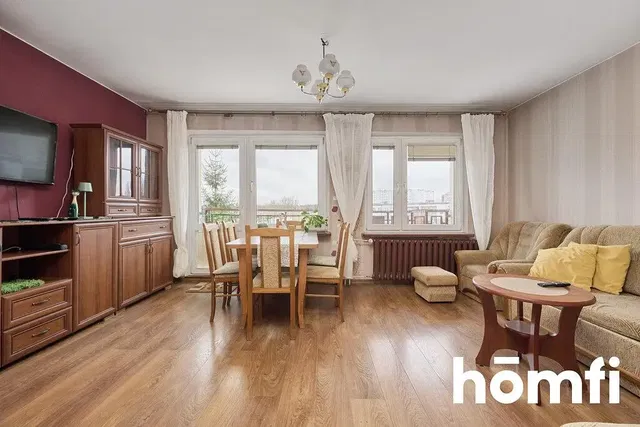 Kuchyňa; kuchynské spotrebiče, drevená podlaha, prirodzené svetlo, moderný štýl