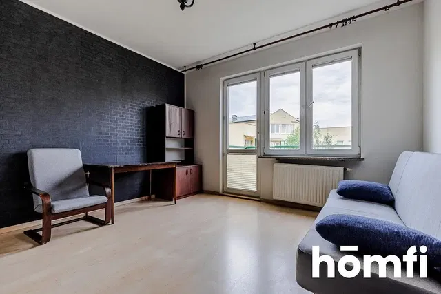 Kuhinja; kućanski aparati, drveni pod, prirodna svjetlost, moderan stil