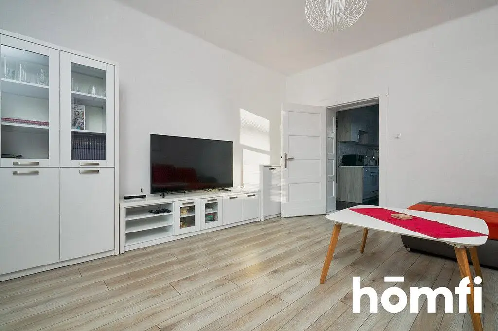 Küche; küchengeräte, holzboden, tageslicht, moderner stil