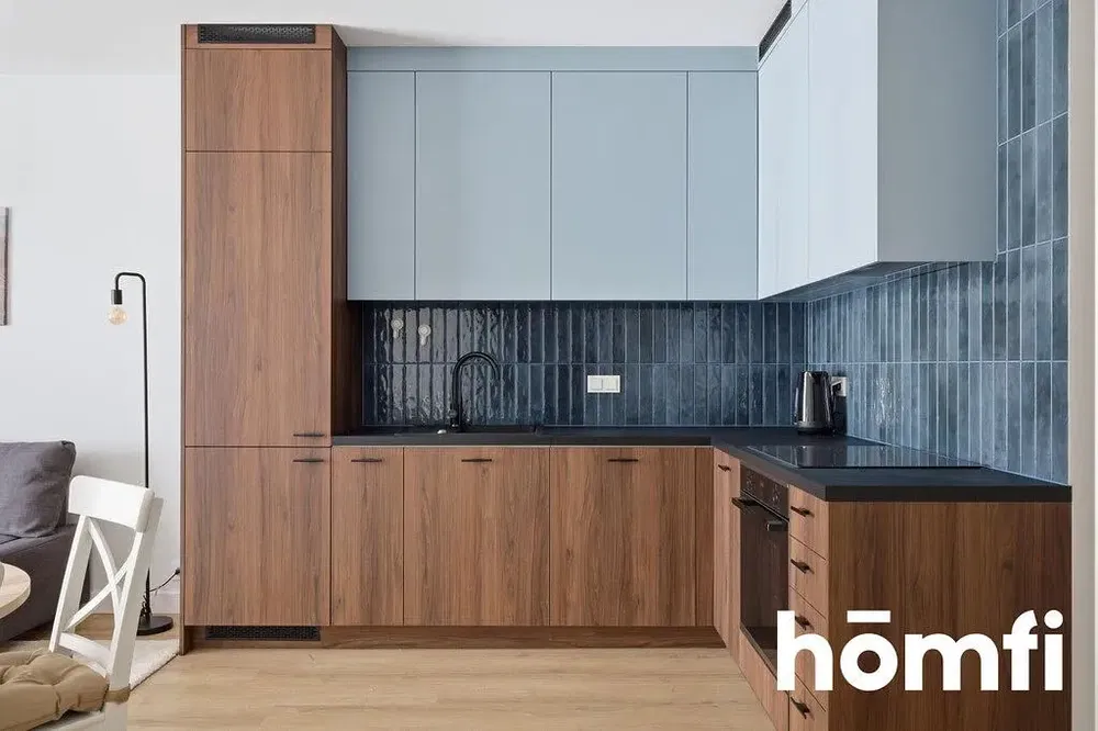 Küche; küchengeräte, holzboden, tageslicht, moderner stil