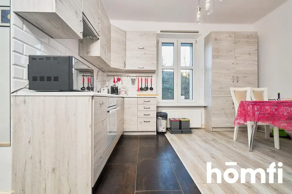 Küche; küchengeräte, holzboden, tageslicht, moderner stil