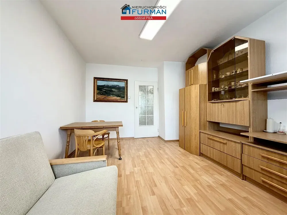 Кухиња; кухињски апарати, дрвени под, природно светло, модерни стил