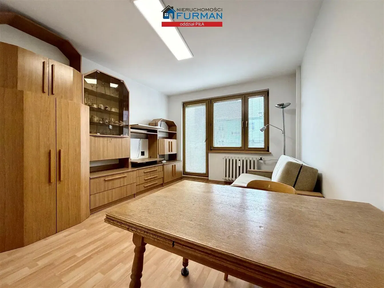 Кухиња; кухињски апарати, дрвени под, природно светло, модерни стил