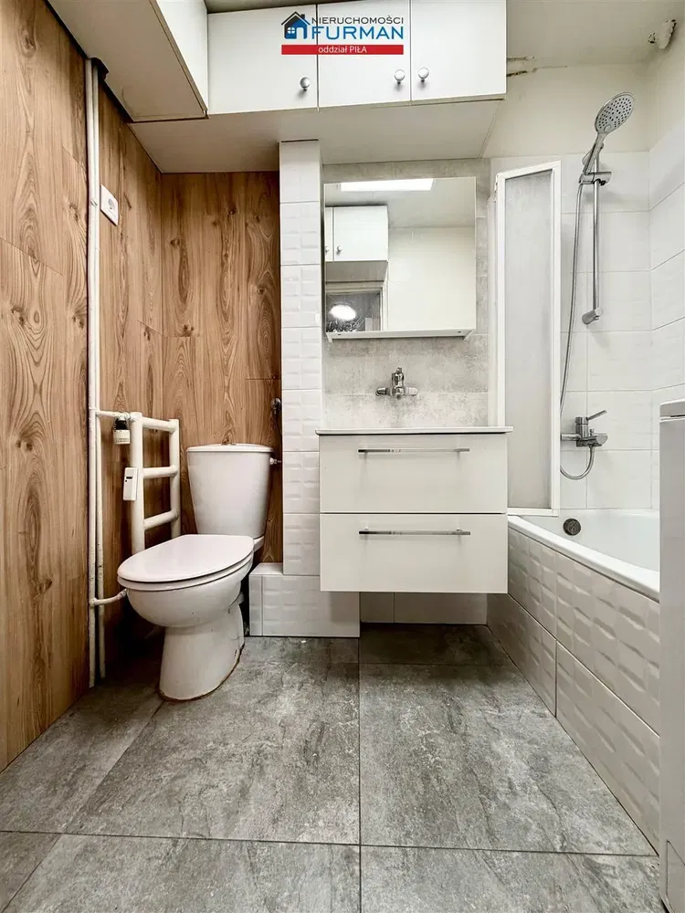 Кухиња; кухињски апарати, дрвени под, природно светло, модерни стил