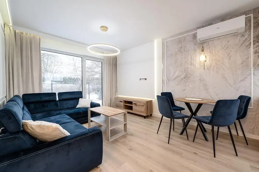 Mutfak; mutfak aletleri, ahşap zemin, doğal ışık, modern stil