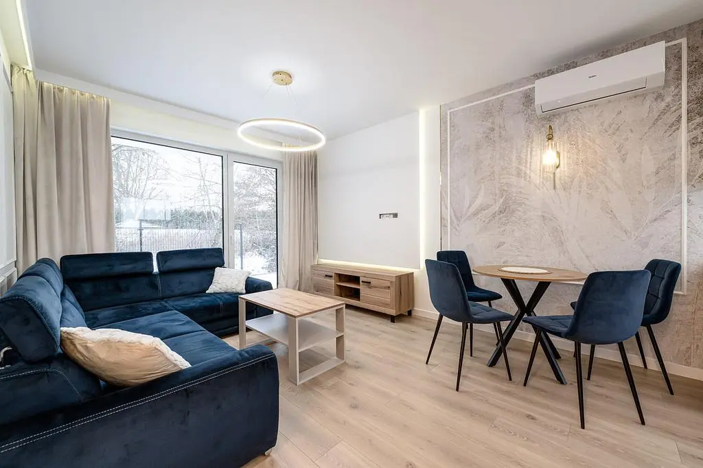 Mutfak; mutfak aletleri, ahşap zemin, doğal ışık, modern stil