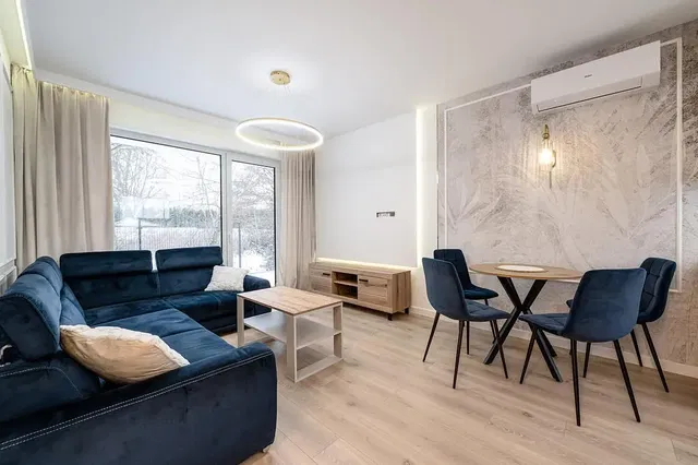 Küche; küchengeräte, holzboden, tageslicht, moderner stil