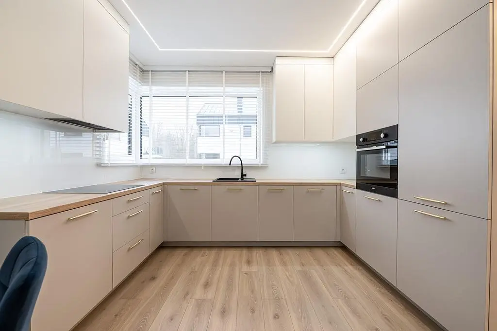 Mutfak; mutfak aletleri, ahşap zemin, doğal ışık, modern stil