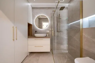 Mutfak; mutfak aletleri, ahşap zemin, doğal ışık, modern stil