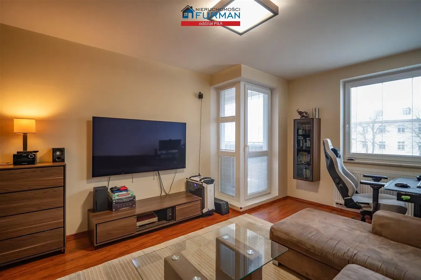 Кухиња; кухињски апарати, дрвени под, природно светло, модерни стил