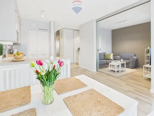 Küche; küchengeräte, holzboden, tageslicht, moderner stil