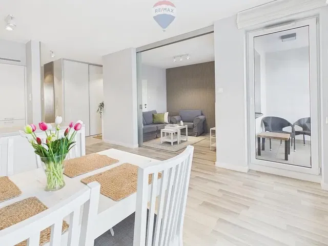 Küche; küchengeräte, holzboden, tageslicht, moderner stil