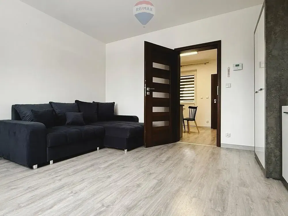 Kuhinja; kuhinjski aparati, drveni pod, prirodno svjetlo, moderni stil