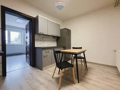 Kuhinja; kuhinjski aparati, drveni pod, prirodno svjetlo, moderni stil