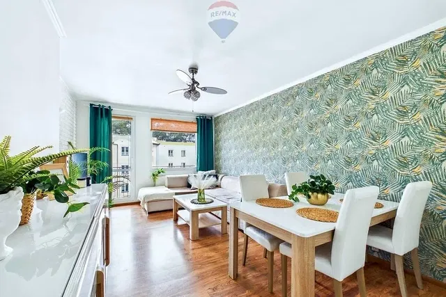 Кухиња; кухињски апарати, дрвени под, природно светло, модерни стил