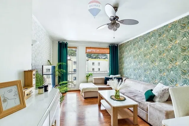 Кухиња; кухињски апарати, дрвени под, природно светло, модерни стил