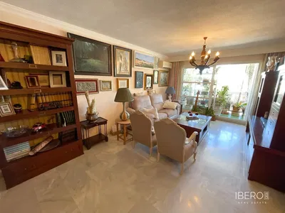 Kuhinja; kućanski aparati, drveni pod, prirodna svjetlost, moderan stil