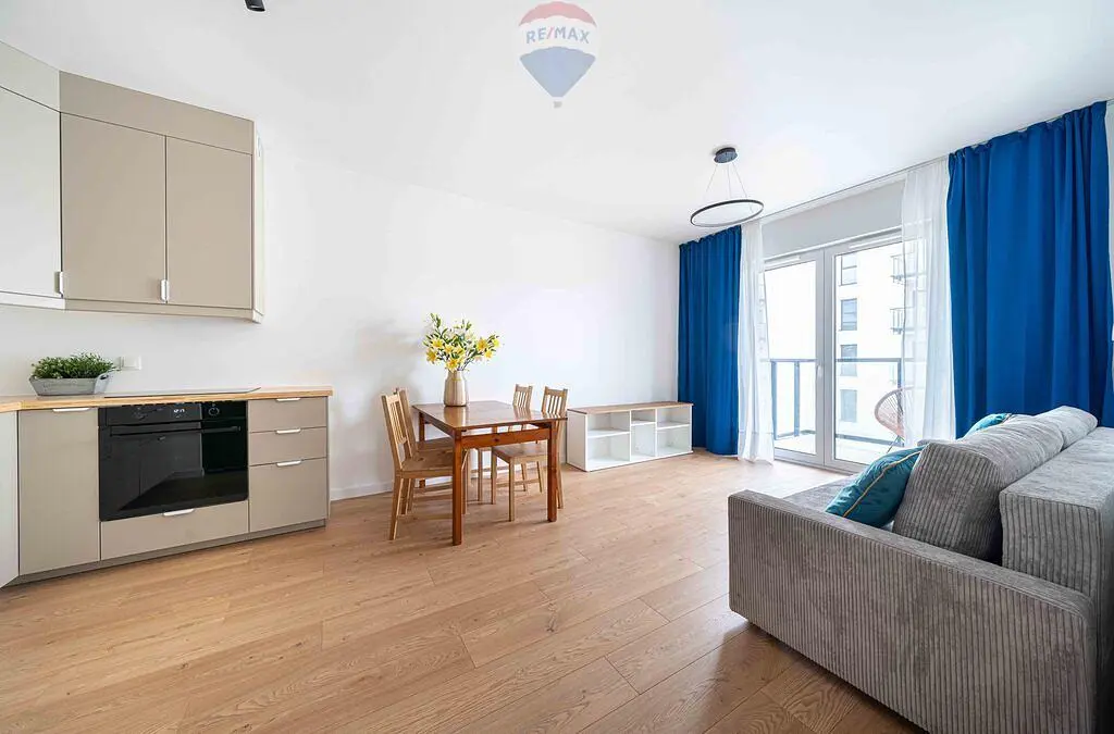 Mutfak; mutfak aletleri, ahşap zemin, doğal ışık, modern stil