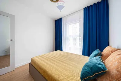 Mutfak; mutfak aletleri, ahşap zemin, doğal ışık, modern stil