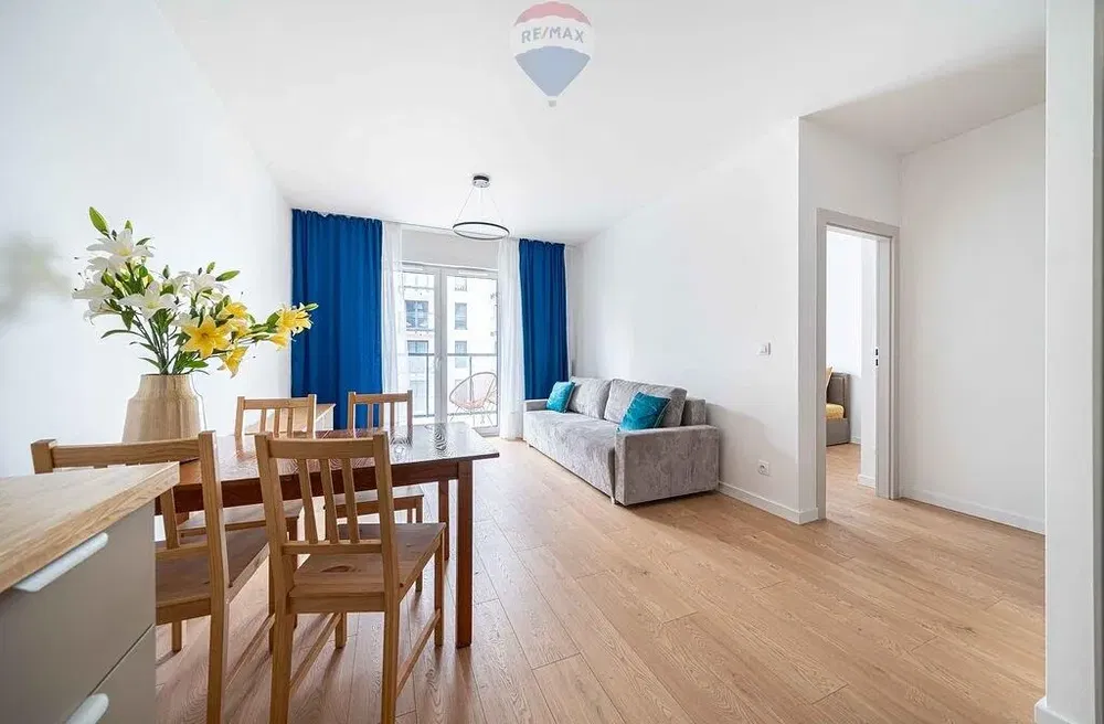 Oturma odası; ahşap zemin, doğal ışık, modern stil