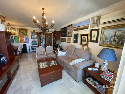 Kuhinja; kućanski aparati, drveni pod, prirodna svjetlost, moderan stil