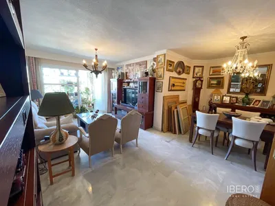 Kuhinja; kućanski aparati, drveni pod, prirodna svjetlost, moderan stil