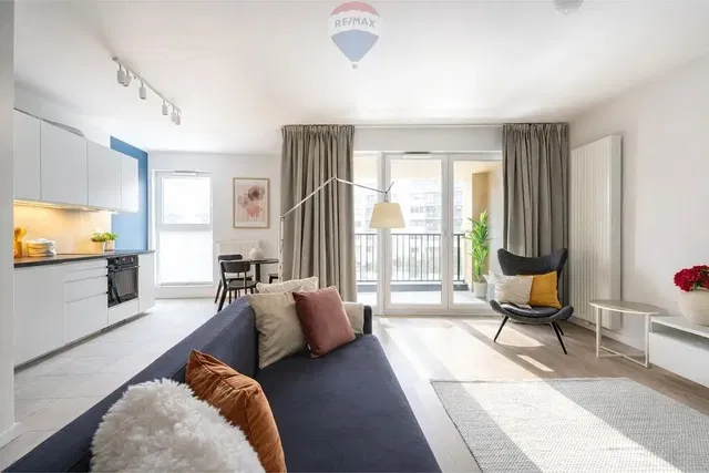 Küche; küchengeräte, holzboden, tageslicht, moderner stil