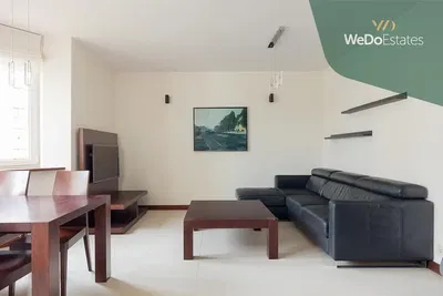 Küche; küchengeräte, holzboden, tageslicht, moderner stil