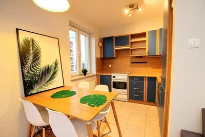 Mutfak; mutfak aletleri, ahşap zemin, doğal ışık, modern stil