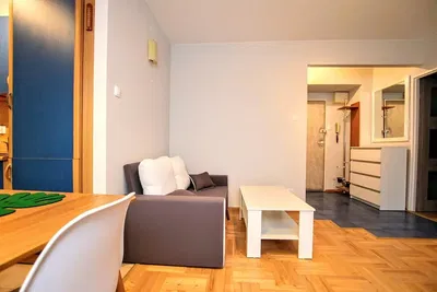 Mutfak; mutfak aletleri, ahşap zemin, doğal ışık, modern stil